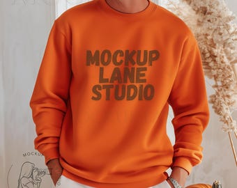 Gildan 18000-mockup mannelijk model, Gildan 18000-oranje, canvas-mockup, G18000-sweatshirtmockup, Gildan-mockup herenherfst