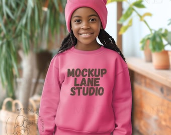 Gildan 18000B veiligheid roze mockup, Gildan 18000B-mockup voor kinderen, roze sweater-mockup, zwart model Mockup Gildan 18000B veiligheid roze, canvas mock-up