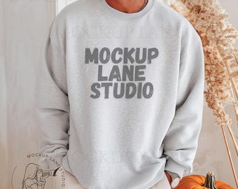 Gildan 18000-mockup mannelijk model, Gildan 18000 asgrijs, canvas-mockup, G18000-sweatermockup, Gildan-mockup herenherfstmodel