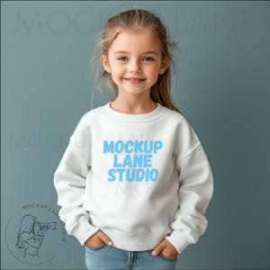Gildan 18000B mockup meisje, kinder Gildan 18000B mockup, witte sweater mock-up, jeugdsweater mock-ups, eenvoudige mock-up sweater, Canva JPEG