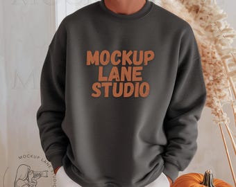 Gildan 18000-mockup mannelijk model, Gildan 18000 Dark Heather-mockup, canvasmodel, G18000-sweatshirtmodel, Gildan-model herenherfst