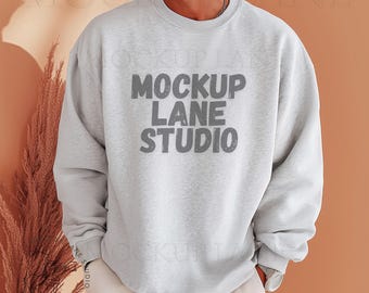 Gildan 18000 Ash-mockup heren, Gildan 18000 Ash Grey, canvas mockup, sweatshirtmodel G18000-mouw, Gildan-model herenherfst