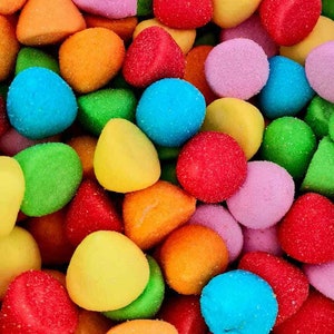 Peut inclure: Gros plan sur une variété de bonbons colorés, notamment rouge, orange, jaune, vert, bleu et rose. Les bonbons sont en forme de cœurs, de cercles et de triangles.