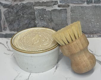 Traditionele, zelfgemaakte zeep van gesmolten reuzel, met kwastje, zonder synthetische geurstoffen.