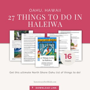 Könnte beinhalten: Ein Stapel von 16-seitigen Reiseführern mit dem Titel "27 Dinge, die man in Haleiwa tun kann" auf rosa Hintergrund. Der Reiseführer zeigt einen Surfer auf einem Surfbrett und den Text "Oahu, Hawaii". Der Reiseführer ist für eine Hawaii-Reise.
