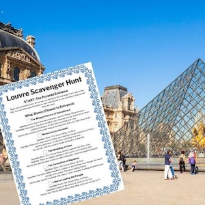 Peut inclure: Une carte de jeu de chasse au trésor avec une bordure bleue et blanche. La carte présente une liste d'objets à trouver au musée du Louvre à Paris, en France. La liste comprend la Victoire ailée de Samothrace, la Joconde, La Noce de Cana, Le Sacre de Napoléon et La Liberté guidant le peuple. La carte comprend également un plan du musée.