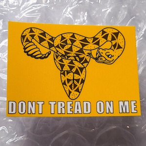 Girl Power Series - ""Don't Tread On Me"" Flagge - Handgemachter Vinyl-Protestaufkleber."