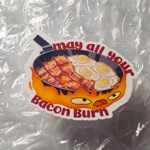 Série Fangirl - Inspirada no Ghibli - "Que todo o seu bacon queime" - Todo Poderoso Amigo Demônio de Fogo - Adesivo de vinil feito à mão