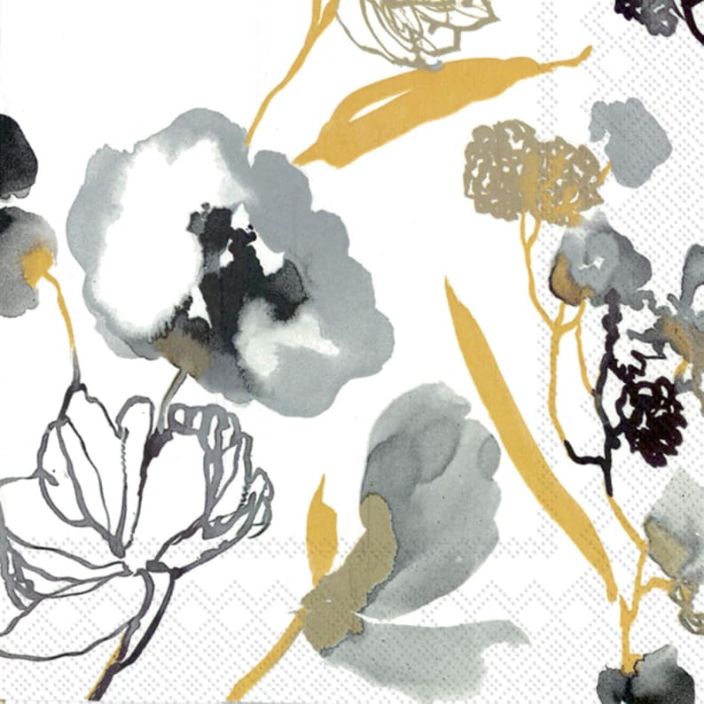 Puede incluir: Fondo blanco con un estampado floral que presenta flores estilo acuarela en tonos grises, negros y dorados. El dise&ntilde;o incluye varias formas de flores y hojas largas y delgadas.