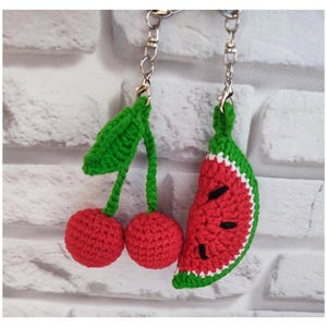 Gehäkelte Früchte Schlüsselanhänger Taschen Charms süßer Handarbeit Accessoire Plüsch Kirschrot Wassermelone Taschendekor Charm für Frauen Taschendekoration