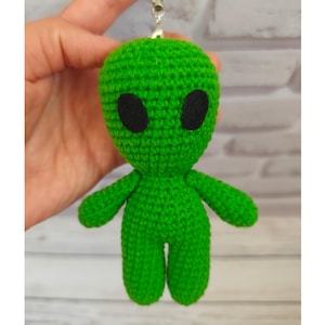 Gehäkelter Alien-Plüsch-Schlüsselanhänger, handgefertigtes Amigurumi-Alien-Spielzeug, kleines Weltraumwesen, niedlicher Sci-Fi-Plüsch-Schreibtischfreund