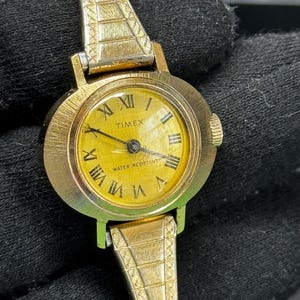 Works Vintage Timex Dynamic France Ladies Watch 26mm Roman Dial Manual Wind Runs Vintage Timex Dynamic France Ladies Watch Oval Roman Dial  main image 4