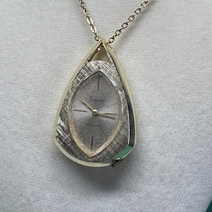 Vintage Zwitsers hanghorloge van Sheffield. Druppelvorm, unieke ketting, volledig werkend