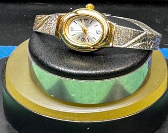 Vintage met bloemen geëtste armbandhorloge: goudkleur, zilveren wijzerplaat, Miyota-kwarts (Japan)