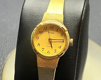 Dainty Lady's Pulsar Cocktail Watch - Petite montre classique dorée pour elle, mouvement à quartz