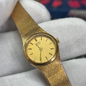 Reloj Seiko vintage dorado para damas: diseño minimalista, tamaño para muñecas de 5 3/4 pulgadas, muy delicado. Funciona a pilas, funciona perfectamente. Fabricado en Japón.