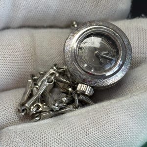 Zwitsers hanghorloge uit de jaren 70: gerestaureerde zilveren koepelketting