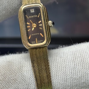 Sierlijk goudkleurig vintage damescocktailhorloge met slanke kast en werkende armband.