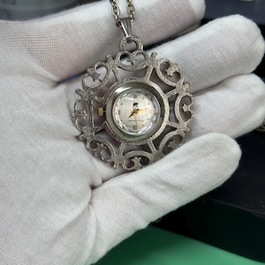 Vintage Zwitsers filigraan hanghorloge jaren 70 - gerestaureerd Gloria Vanderbilt Quartz