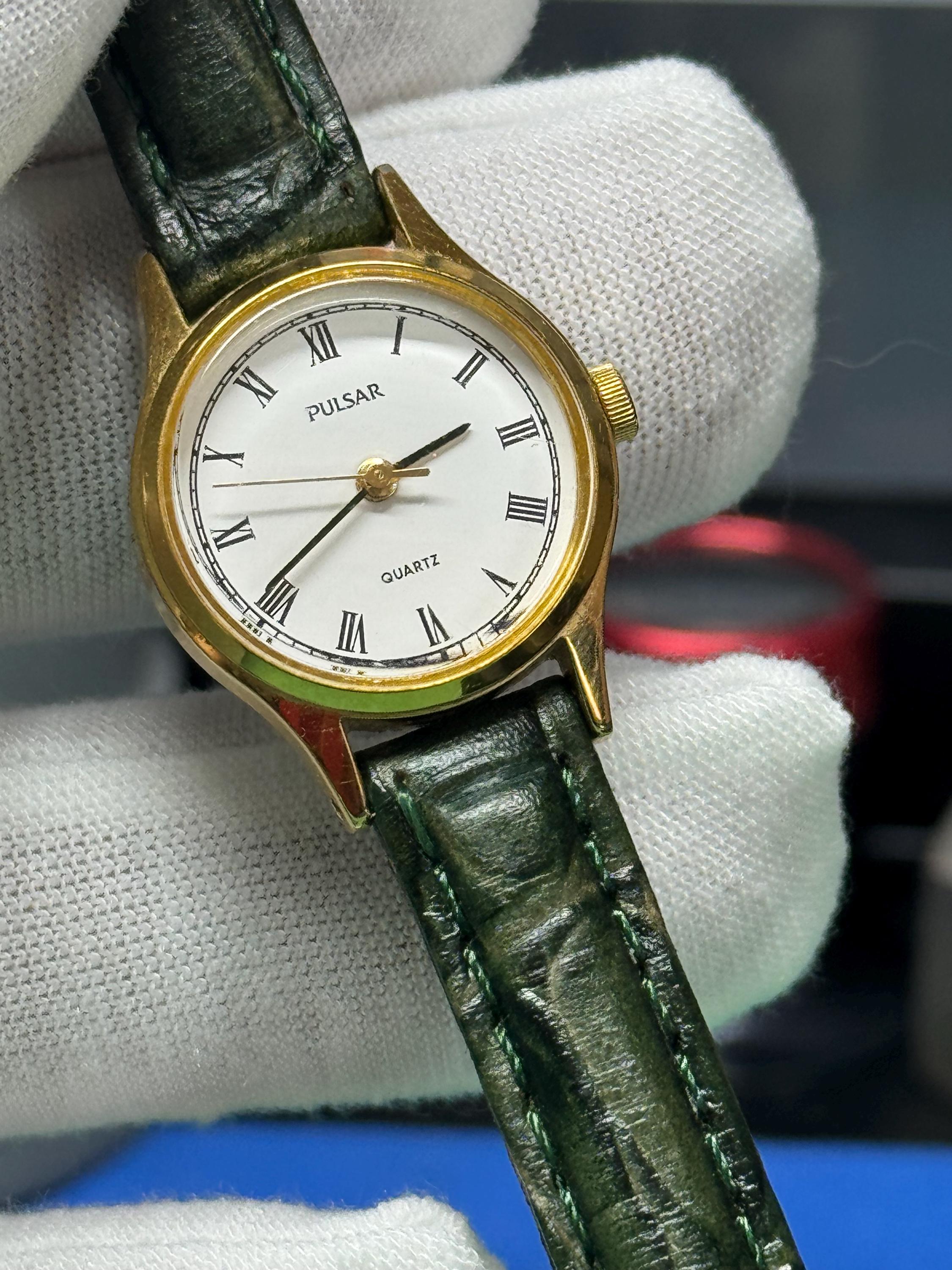 Vintage Pulsar Ladies Quartz Watch – Gold Tone, Green  display picture 3