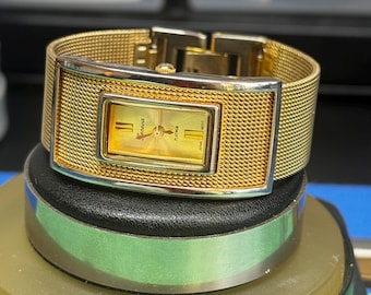 Reloj de pulsera vintage Geneva, reloj tipo brazalete de malla tono dorado, reloj con esfera rectangular, muñeca pequeña de 5,5 pulgadas.