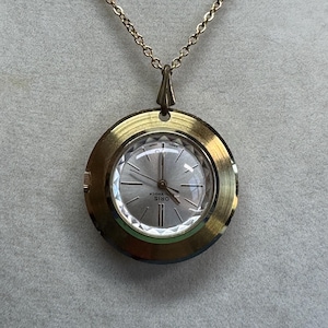 Collar con colgante de reloj Oris vintage: Mecánico suizo, cadena de oro de 14 quilates, estilo de mediados de siglo.