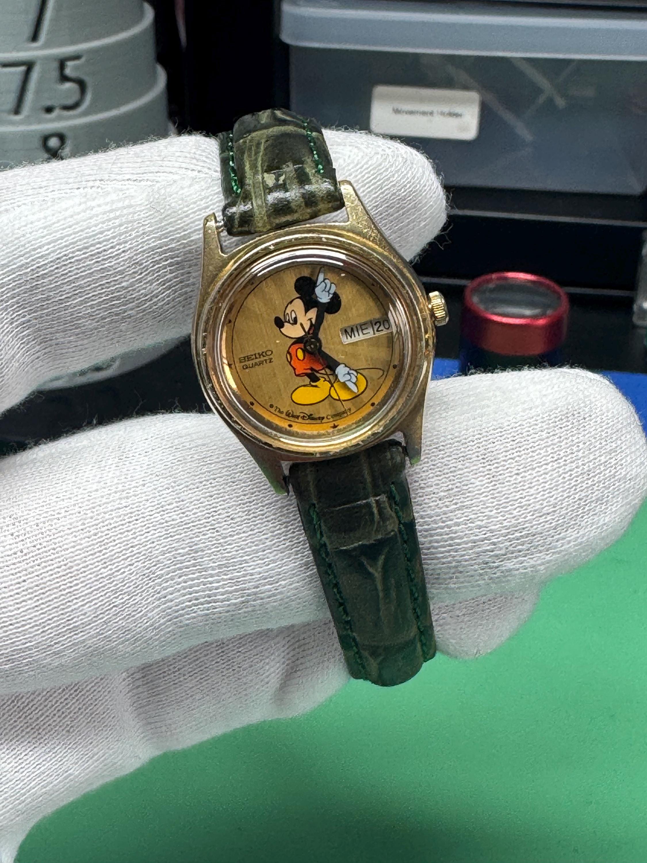 Vintage Seiko Mickey Mouse Watch with Calendar - Women\'s Disney Gold Tone Watch Vintage 90s Women main image 4