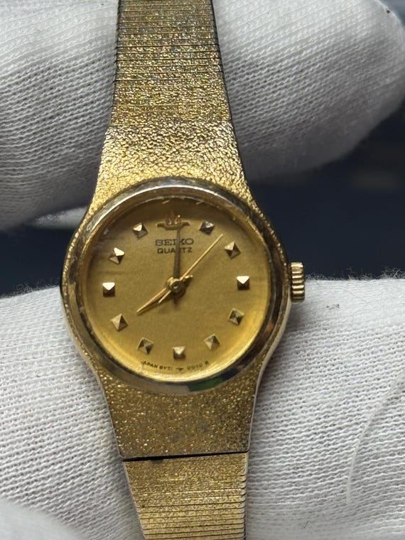 Dainty Vintage Seiko Credor Quartz Watch – Textured Gold