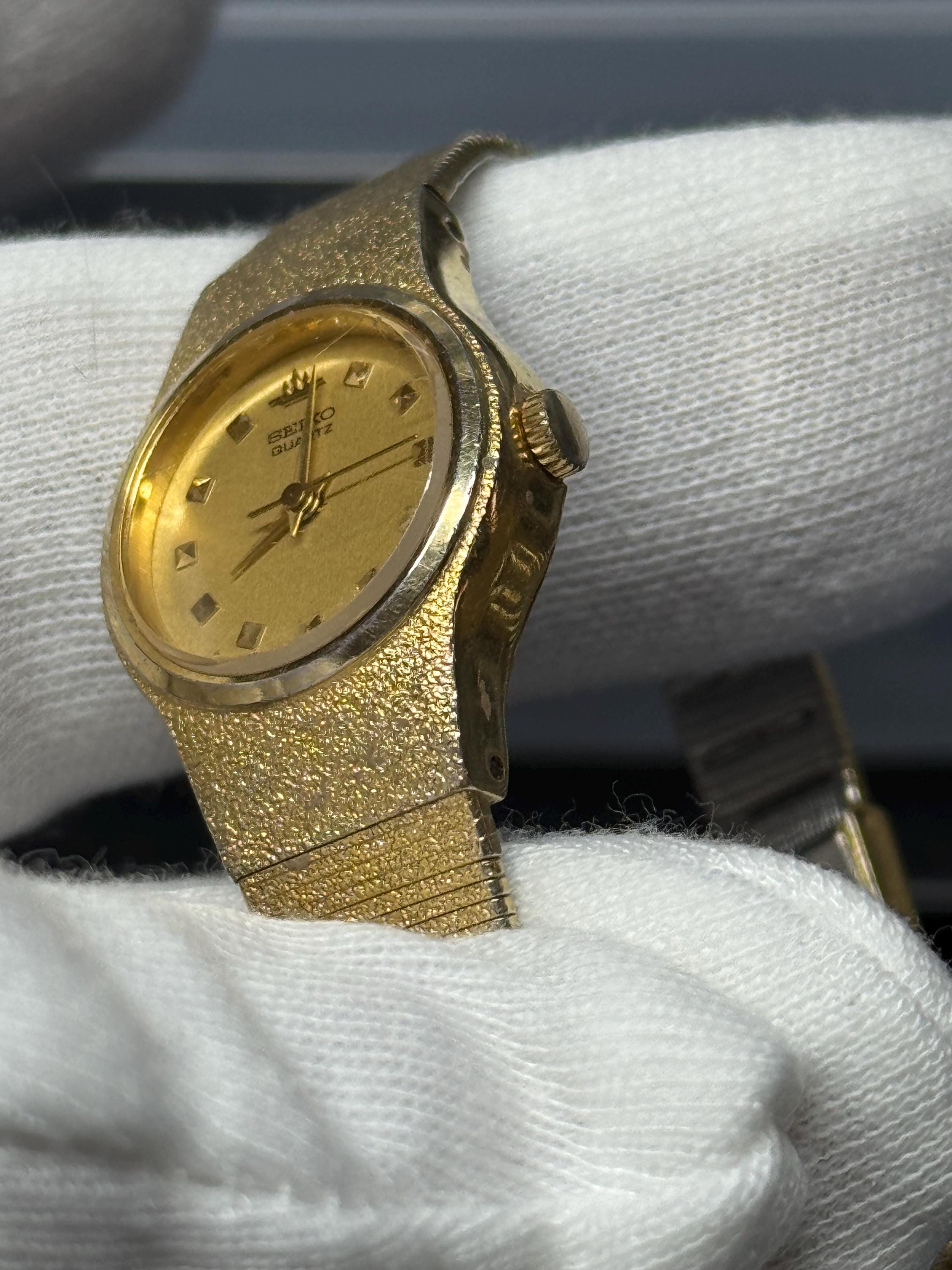 Dainty Vintage Seiko Credor Quartz Watch – Textured Gold