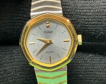 Reloj Pulsar vintage para mujer en tono dorado / Pulsera elegante con esfera plateada