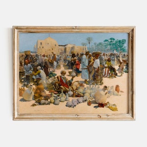 Könnte beinhalten: Ein Vintage-Gemälde, das einen geschäftigen Markt in einer Stadt im Nahen Osten darstellt. Die Szene ist voller Menschen, von denen viele traditionelle Kleidung tragen, und es werden verschiedene Waren verkauft, darunter Keramik, Textilien und Lebensmittel. Das Gemälde ist vor dem Hintergrund eines sonnigen Himmels und einer Stadtlandschaft angesiedelt.