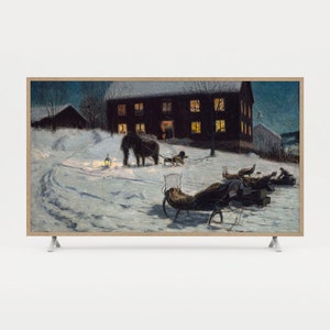Könnte beinhalten: Eine verschneite Winterlandschaft mit einem von einem Pferd gezogenen Schlitten und einem Bauernhaus im Hintergrund. Die Szene wird durch das warme Leuchten der Fenster im Bauernhaus und der Straßenlaternen beleuchtet.