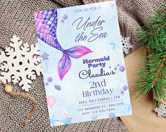 Op de afbeelding: Een illustratie van een blauwe en paarse zeemeerminstaart op een glinsterende achtergrond. De tekst luidt "Join us for a Under the Sea Mermaid Party Claudia's 2nd Birthday April 08 | Sunday | 3PM 123 Anywhere St.. Any City RSVP: 123-456-7890".