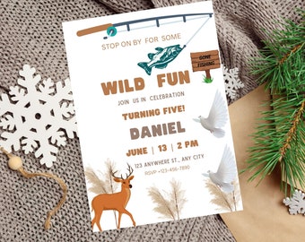 Könnte beinhalten: Eine weiße Einladungskarte mit einer braunen und grünen Illustration eines Fisches, einer Angelrute und einem Schild mit der Aufschrift "Gone Fishing". Der Text auf der Karte lautet "Stop on by for some Wild Fun, Join us in celebration Turning Five! Daniel, June 13 | 2 PM, 123 Anywhere St., Any City, RSVP 123-456-7890".