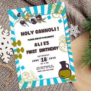 Pode incluir: Um convite de aniversário com fundo branco, listras turquesas e ilustrações de comida italiana. O texto diz "Holy Cannoli!" e anuncia o primeiro aniversário de Ali em 18 de junho de 2030 às 15h. Elementos decorativos: azeitonas e massa.