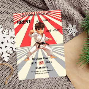 Op de afbeelding: Een verjaardagsuitnodiging voor een 5-jarige jongen met een karate-thema. De uitnodiging toont een cartoonillustratie van een jongen in een wit karatepak met een zwarte band, die een karatepose aanneemt. De tekst op de uitnodiging luidt: "Let's Kick Up Some Fun... Brent is Turning 5 Hai-Ya!! Birthday Party July 25 2024 Saturday".