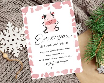 Può includere: Invito a una festa di compleanno a tema mucca rosa e bianca con il testo "Emerson compie due anni!" e dettagli per una festa di compleanno il 12 aprile alle 14:00. Le informazioni RSVP sono incluse.