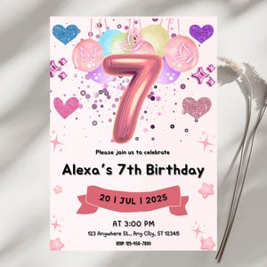 以下が含まれることがあります： ピンク色の誕生日招待状。大きな数字の7の風船が特徴です。「Alexa's 7th Birthday」のテキストとイベントの詳細が含まれています。装飾要素には、ハート、星、風船が含まれています。
