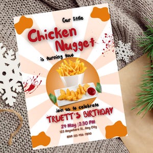 Unser kleiner Nugget dreht zwei Einladungen, Nugget-Geburtstagsfeier, Hühner-Nugget-Party-Einladung, Junge-Mädchen-2.Geburtstag einladen