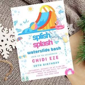 Puede incluir: Una invitación colorida para una fiesta de cumpleaños número 20 con temática de tobogán de agua. La invitación presenta una ilustración de dibujos animados de un tobogán de agua, una piscina, una sombrilla de playa, un flotador de flamenco y una pelota de playa. El texto de la invitación dice "Splish Splash Waterslide Bash" y "Únete a nosotros para celebrar Chidi Eze 20th Birthday".