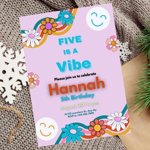Puede incluir: Una invitación morada con un tema de los años 70. Dice "Five is a Vibe" e invita a celebrar el quinto cumpleaños de Hannah el 30 de agosto a las 4 pm. La invitación presenta flores coloridas y líneas onduladas.