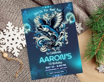 Puede incluir: Tarjeta de invitación azul con una ilustración de un pez con alas, una caña de pescar y un carrete. El texto "Join Us For Reel Fun" y "To Celebrate AARON'S 10 Birthday" están presentes. La invitación incluye fecha, hora, lugar e información de RSVP.