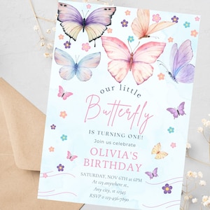 Puede incluir: Una invitaci&oacute;n de cumplea&ntilde;os azul y blanca con un dise&ntilde;o de mariposa de acuarela. El texto dice "nuestro peque&ntilde;o mariposa est&aacute; cumpliendo un a&ntilde;o! &Uacute;nase a nosotros para celebrar el cumplea&ntilde;os de Olivia. S&aacute;bado, 6 de noviembre a las 6 PM. En 123 anywhere st... Any city, st 12345. RSVP 0 123-456-7890"