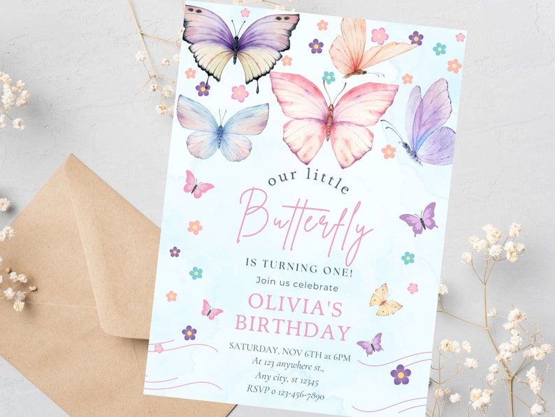 Puede incluir: Una invitaci&oacute;n de cumplea&ntilde;os azul y blanca con un dise&ntilde;o de mariposa de acuarela. El texto dice "nuestro peque&ntilde;o mariposa est&aacute; cumpliendo un a&ntilde;o! &Uacute;nase a nosotros para celebrar el cumplea&ntilde;os de Olivia. S&aacute;bado, 6 de noviembre a las 6 PM. En 123 anywhere st... Any city, st 12345. RSVP 0 123-456-7890"