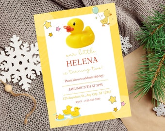 Peut inclure: Invitation de fête d'anniversaire jaune et blanche avec une illustration de canard en caoutchouc. L'invitation indique "notre petite HELENA a deux ans !" et comprend la date, l'heure et le lieu de la fête.