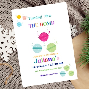 Puede incluir: Una invitación colorida a una fiesta de cumpleaños para una niña que cumple nueve años. La invitación presenta una bomba con rayas coloridas y el texto "Turning Nine THE BOMB". También incluye el texto "Join us to celebrate Juliana's 12 de octubre | 10:00 AM 123 Anywhere St., Any City RSVP: 123-456-7890".