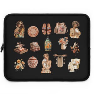 Pode incluir: Uma capa preta para laptop com uma colagem de ilustrações em aquarela. As ilustrações incluem uma mulher segurando um coelho, um prato decorativo, sandálias, uma bolsa floral, uma lanterna, livros, flores e uma cadeira decorativa.