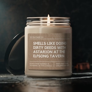 Riecht nach schmutzigen Taten mit Astarion in der Elfsong Tavern. Duftende Sojakerze, Baldur's Gate III Merch, Gamer-Geschenk