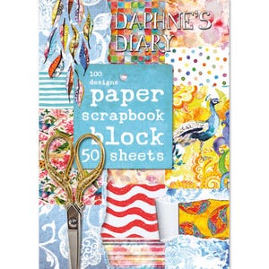 Op de afbeelding: Een papieren scrapbookblok met de tekst "Daphne's Diary" en "Paper Scrapbook Block 50 sheets". De omslag toont een collage van kleurrijke patronen, waaronder bloemmotieven, strepen en een pauwenillustratie. Gouden scharen zijn zichtbaar.