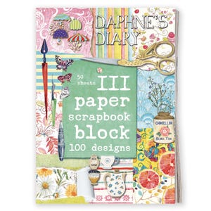 Puede incluir: Un bloc de scrapbooking titulado "Daphne's Diary" con un fondo verde y el texto "III paper scrapbook block 100 designs". La portada presenta ilustraciones de mariposas, tijeras, tazas de té y motivos florales. El libro contiene 50 hojas.